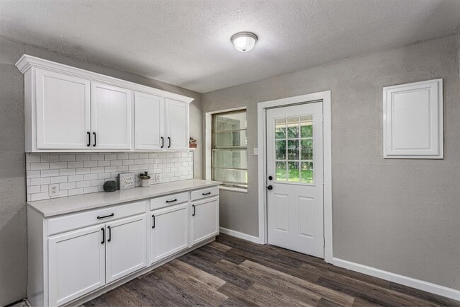 Building Photo - 608 W Lobit Ave