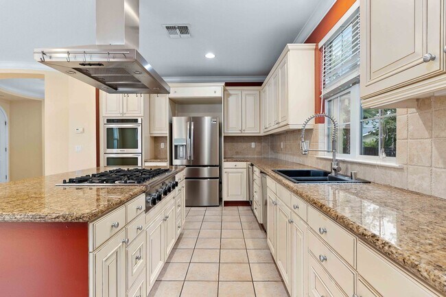 Building Photo - Spacious 3 Bedroom, 3 Bathroom Home with P...