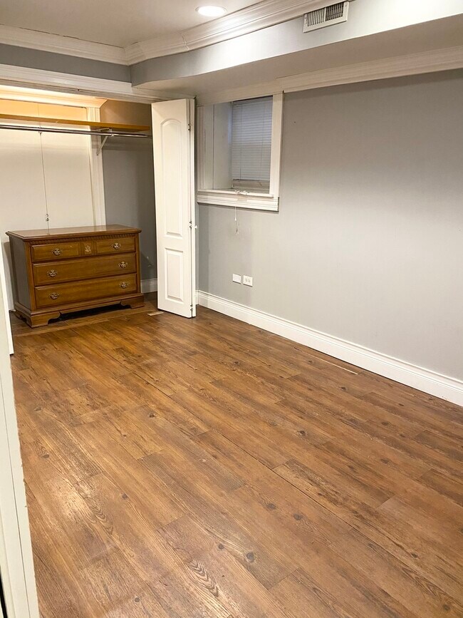 Building Photo - 5006 N Wolcott Ave