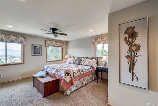 Building Photo - Amazing Views & Amazing 4 Bedroom/3 Bath H...