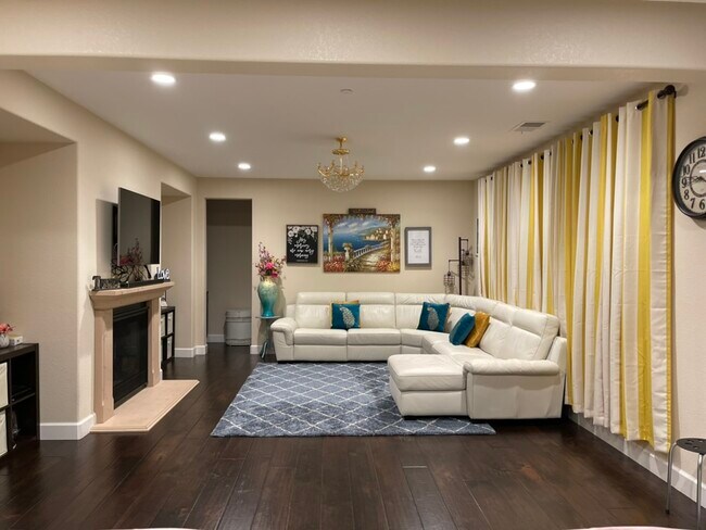 Building Photo - 486 Glenbrook Dr