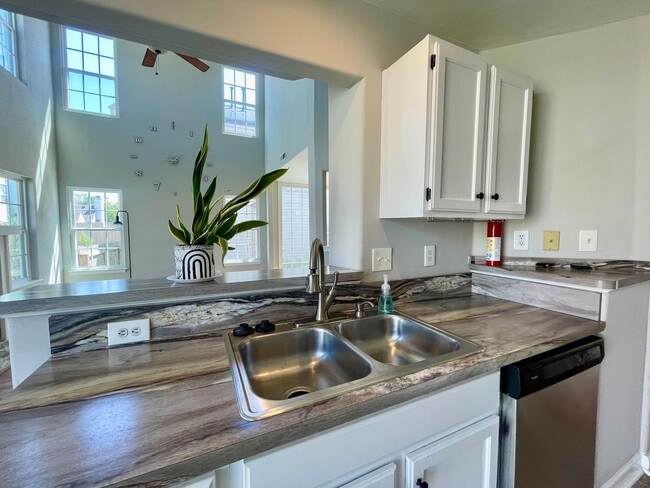 Building Photo - Soaring Ceilings & Spacious Living in Western Branch