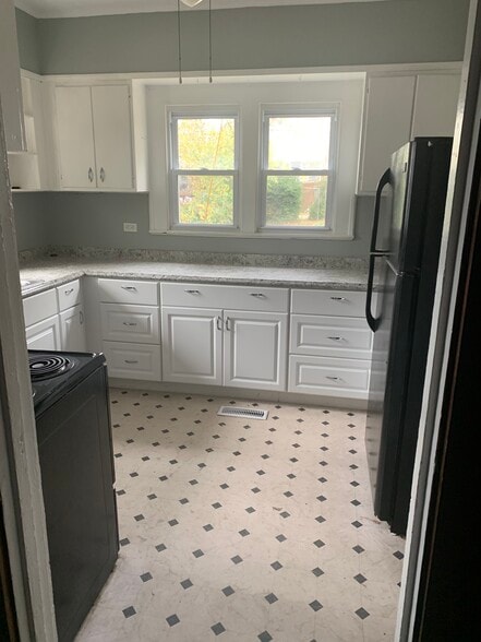 Kitchen - 709 E Oldham Ave