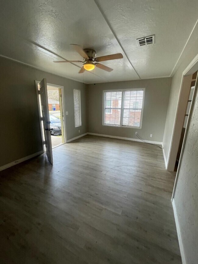 Building Photo - 1 Bed 1 Bath Duplex For Lease