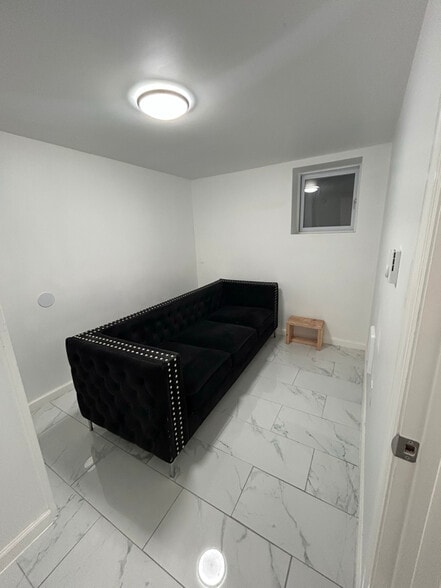 Building Photo - 94 Eaton Pl
