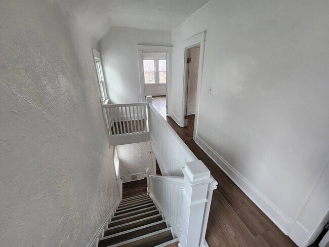 Building Photo - Charming 3-Bedroom Property in Prime Location