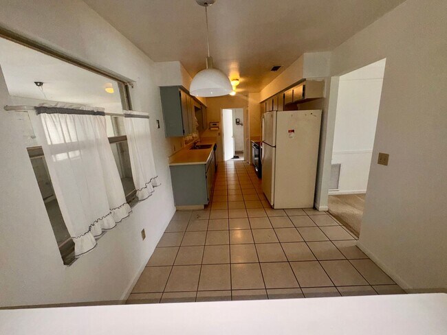 Building Photo - 3 bedroom 2 bath home with solar panels, workshop, large backyard and Florida Room!