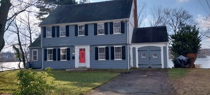 Building Photo - 10 Pine Point Rd