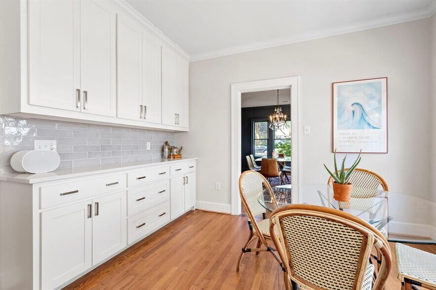 Building Photo - Room in Apartment on Lakeshore Dr