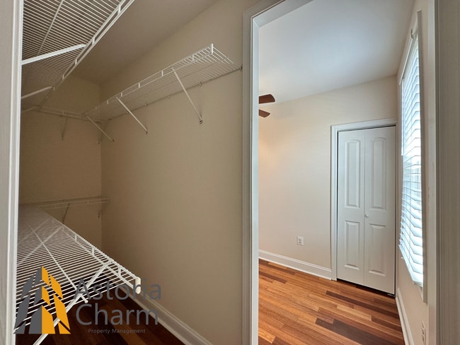 Building Photo - Live in Comfort: Spacious 3 Bedroom 2 Bath...