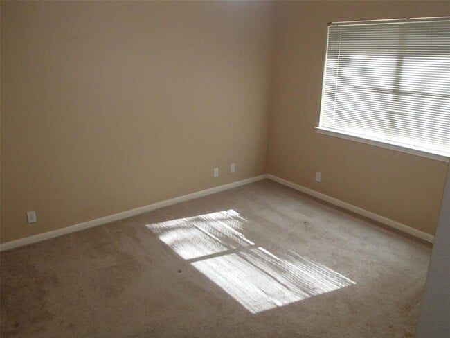 Building Photo - 208 Juniper Dr