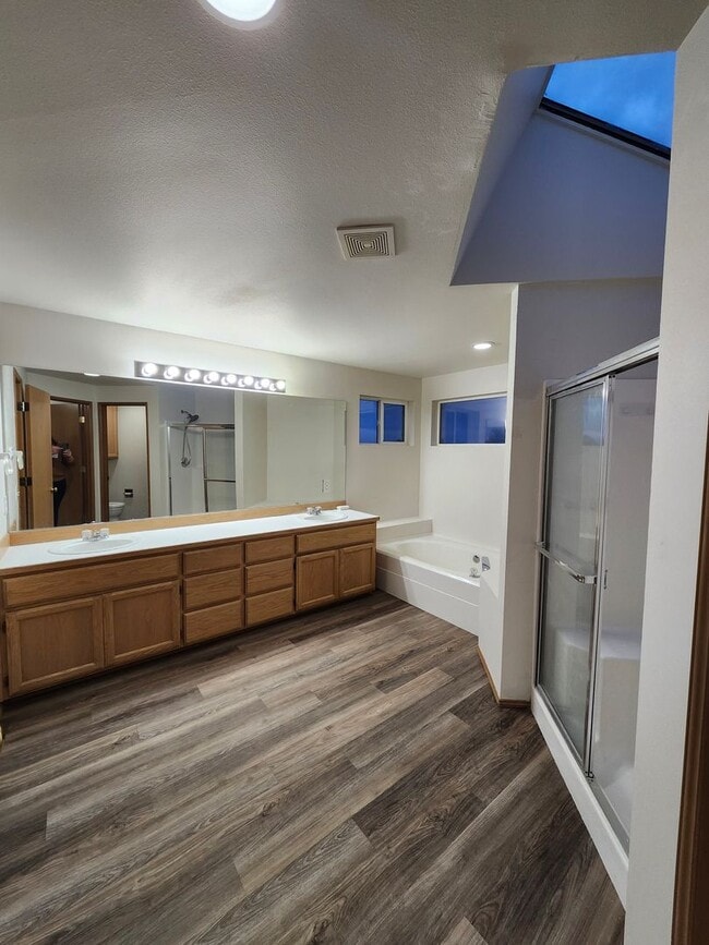 Building Photo - Move-In Special: $1000 off- Golf Course Living!