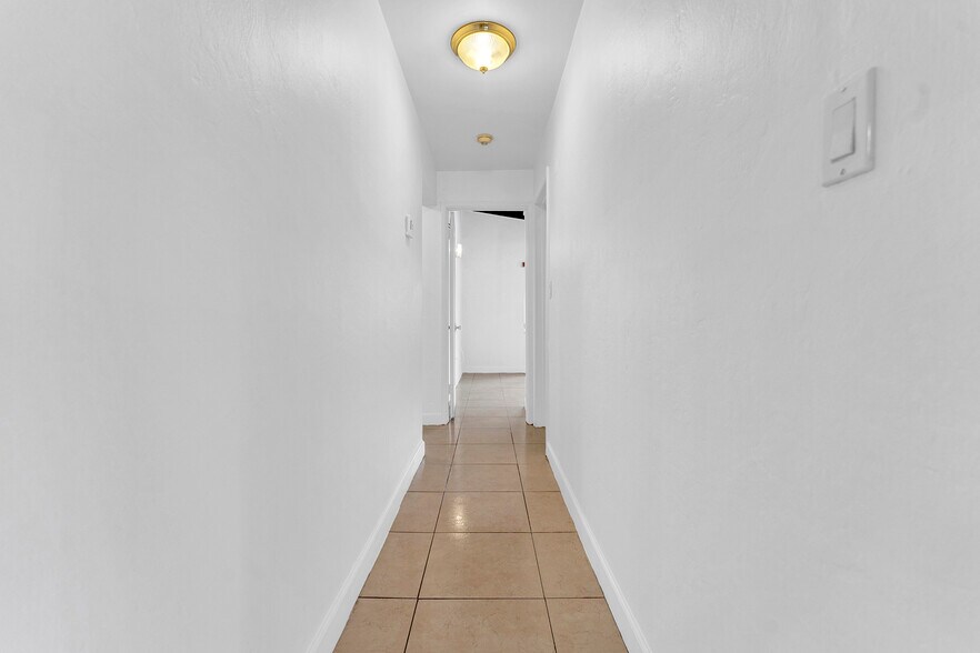 Building Photo - 361 SE 6th Ave