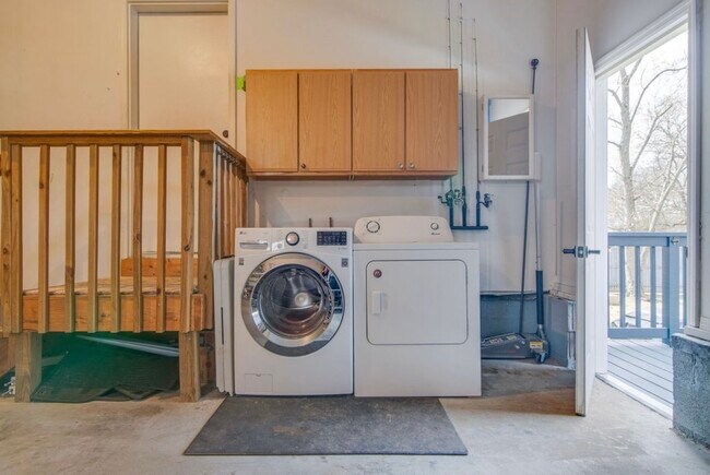 Building Photo - Hillside