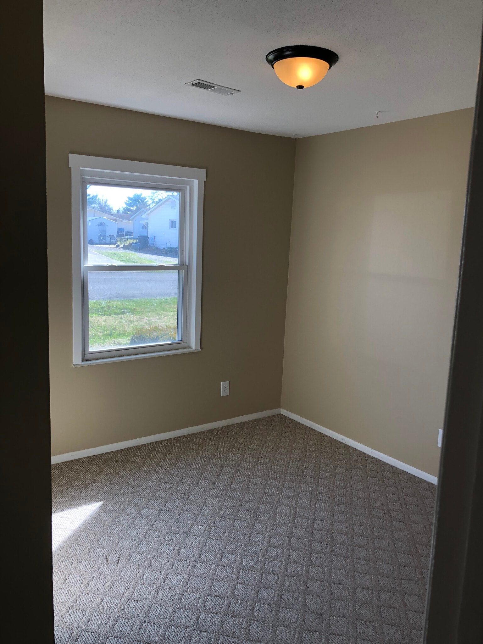 Building Photo - 1204 Lincoln Dr