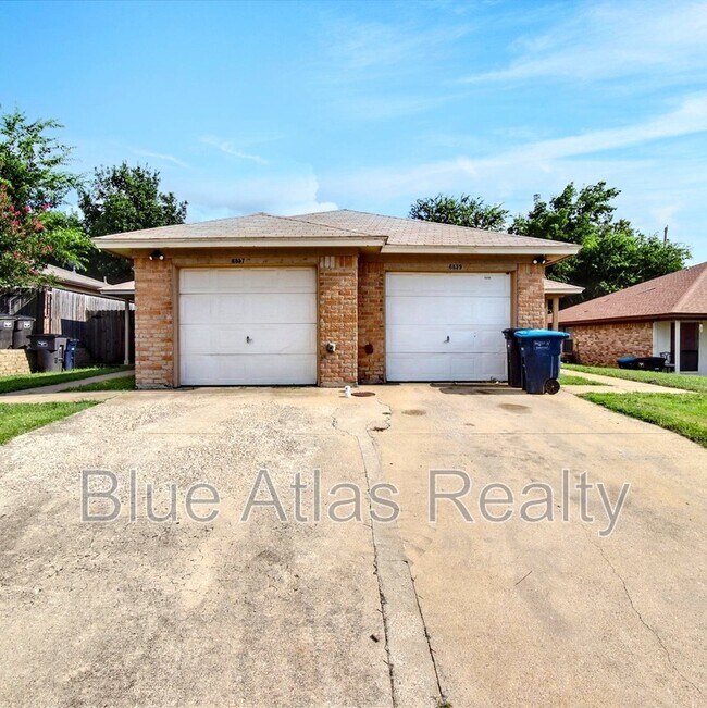 Building Photo - 6857 S Creek Dr