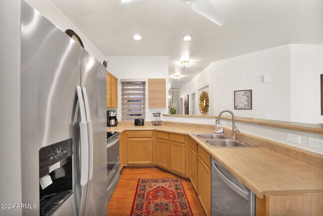 Building Photo - 868 E Savannah Dr