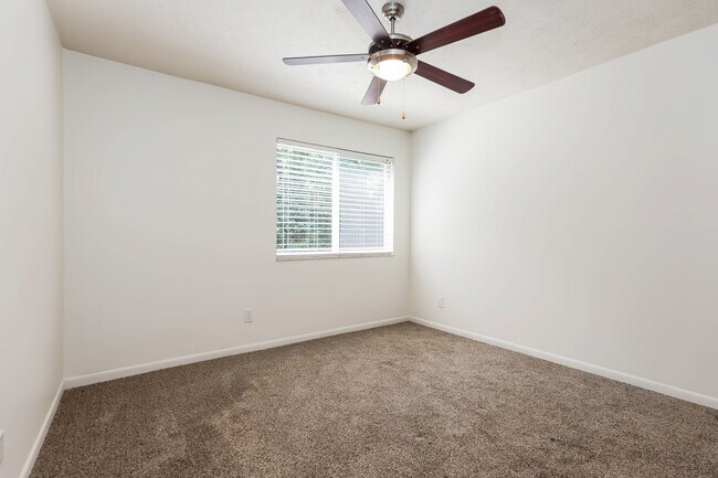 Building Photo - 8839 Eagleview Dr