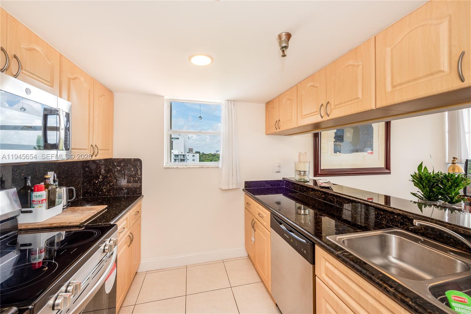 Building Photo - 1420 Brickell Bay Dr