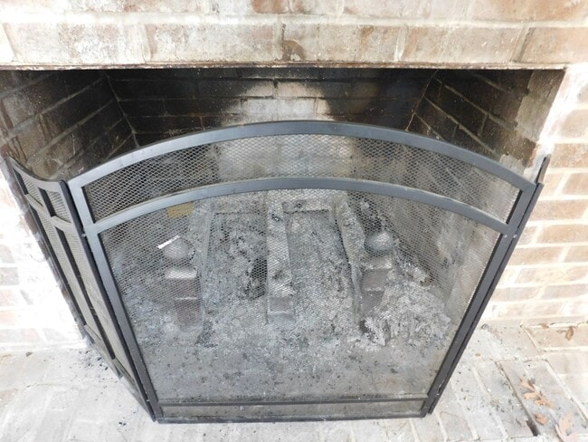 Building Photo - 105 Little Rossie Rd