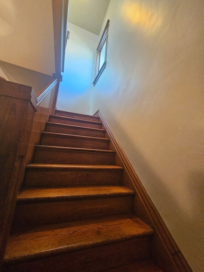 Building Photo - 1-603 1/2 N Superior Ave