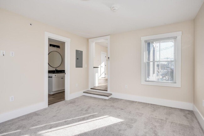 Building Photo - 553 Islington St