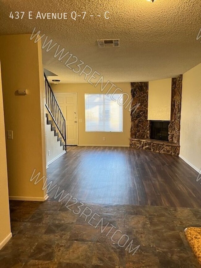 Building Photo - 2 Bedroom / 1.5 Bath Townhouse East Palmdale