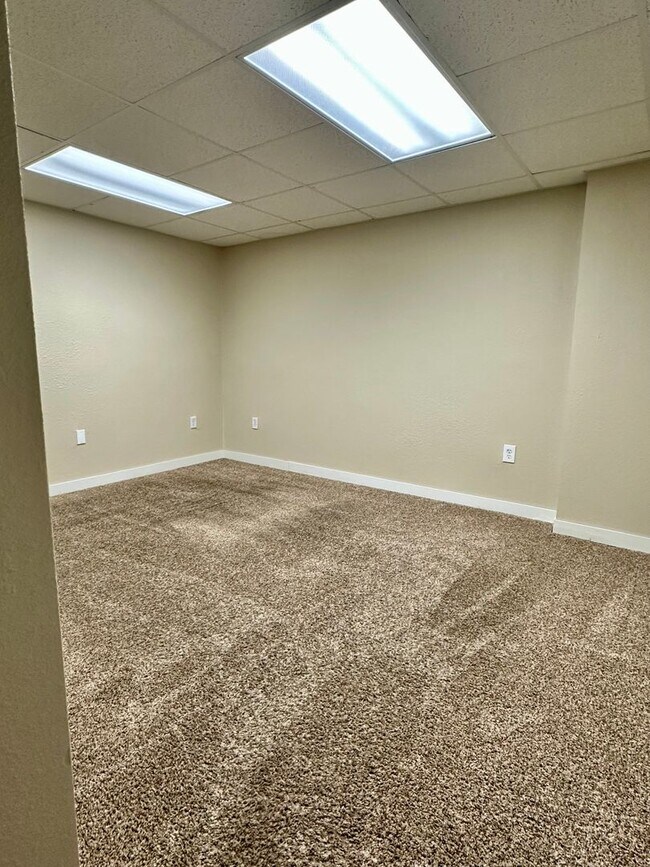 Building Photo - Updated 5-Bedroom Windsor Home - Available...