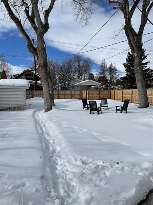 Building Photo - Beautiful remodeled 2 bedroom, 1 bath hous...