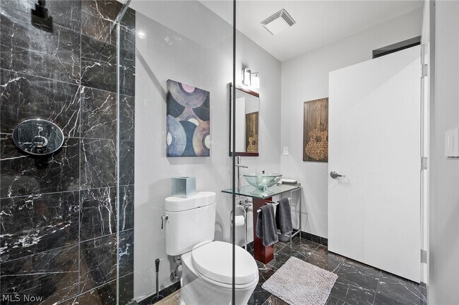 Building Photo - 701 W Lakeside Ave