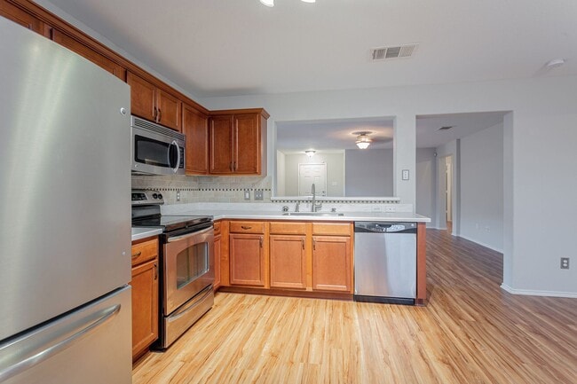 Building Photo - Inviting 4/BR 2/BA Home with Spacious Back...