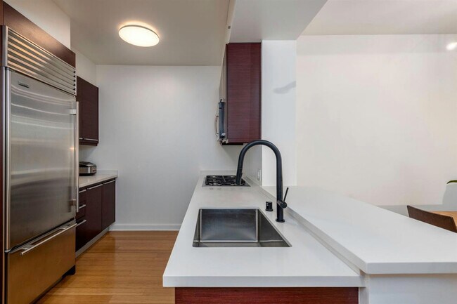 Building Photo - 425 1st St