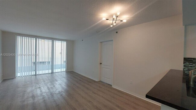 Building Photo - 2642 Collins Ave