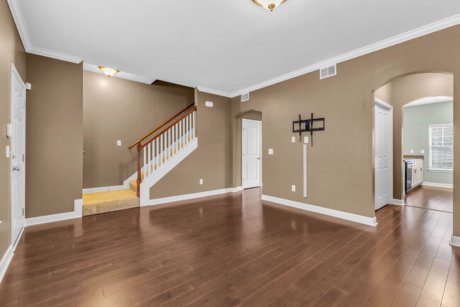 Building Photo - 553 Rosedale Ave