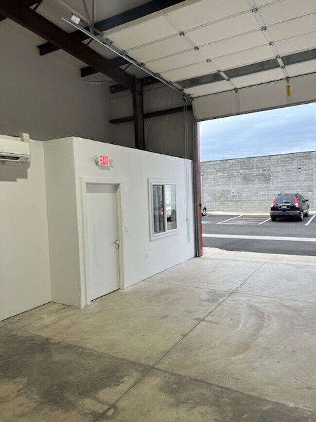 Building Photo - 967 Lawnsdale Rd