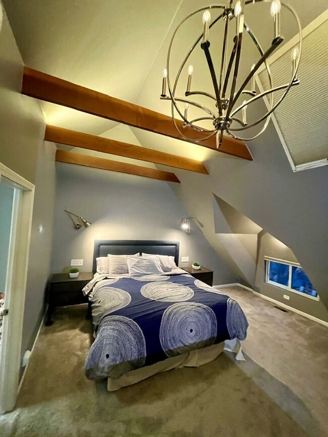 Building Photo - 3700 N Hermitage Ave