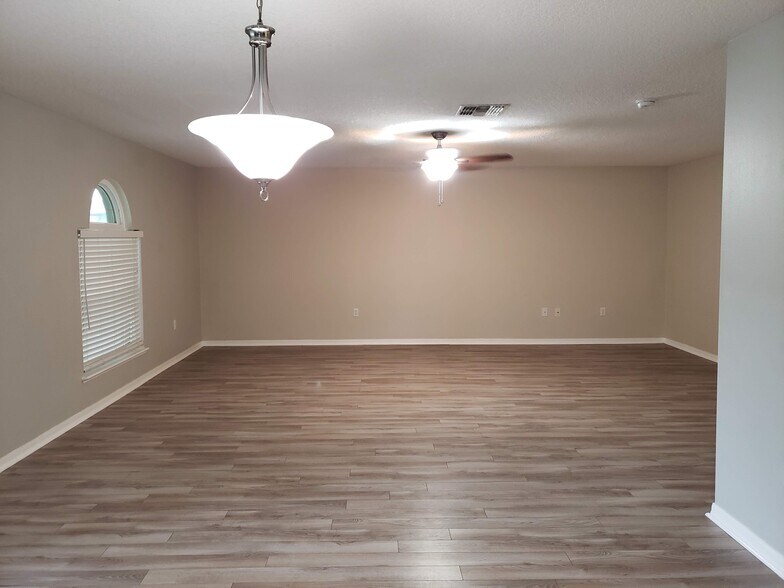 Building Photo - 76550 Longleaf Loop