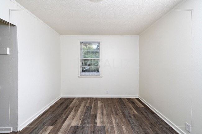 Building Photo - Updated Brick 3 Bed 1 Bath Home with Huge Yard on Quiet Street!