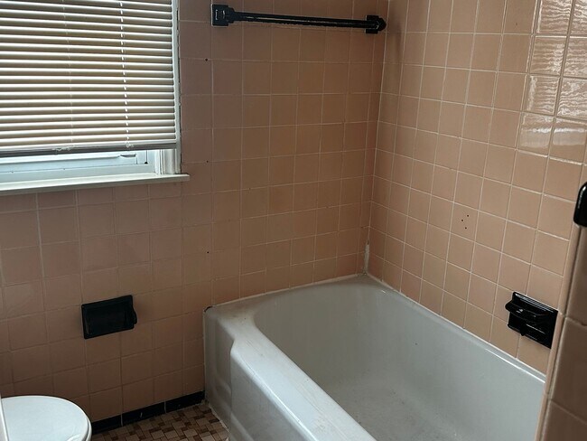 Building Photo - 3 Bedroom home in Centerline