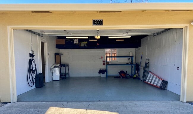 Building Photo - Charming House on 1/3 acre in El Quito Neighborhood!