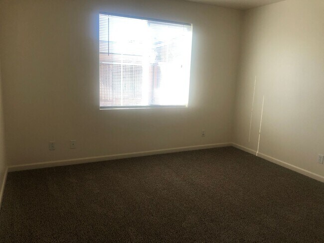Building Photo - REDUCED!!REDUCED!!  Huge 5 Bedroom 3 Bath ...
