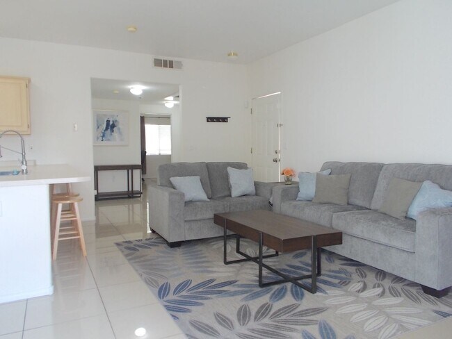 Building Photo - Beautifully Maintained Fully Furnished Home – Move-In Ready!