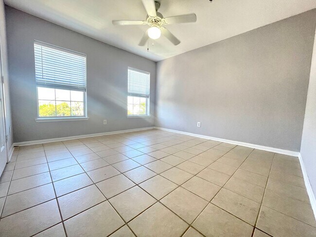 Building Photo - Newly Upgraded and Spacious 2B/2B Unfurnis...