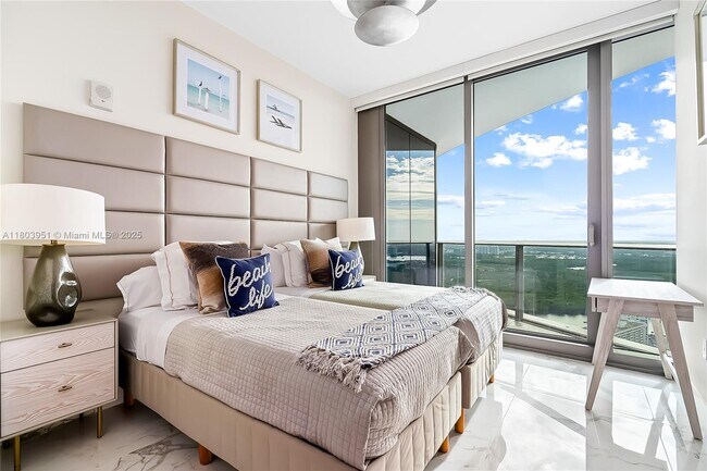Building Photo - 15701 Collins Ave