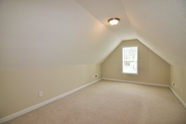 Building Photo - Great 3 bed + bonus house in Aberdeen