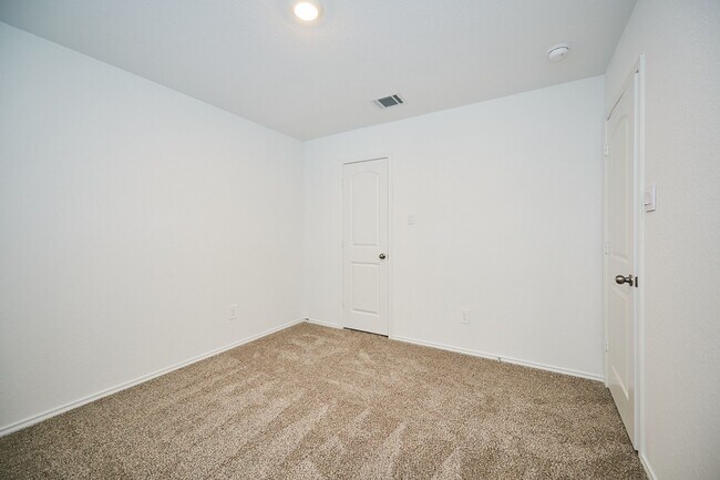 Building Photo - 16877 Short Pnes Dr