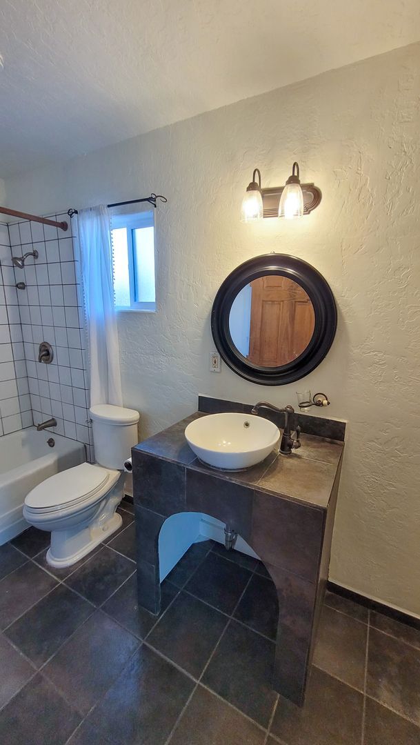 Building Photo - 3 Bed 2 Bath House With Spacious Family Ro...