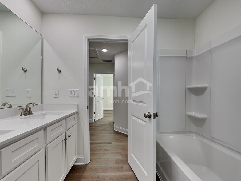 Building Photo - 11440 Bay Hl Cir