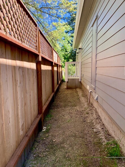 Building Photo - 412 Boas Dr