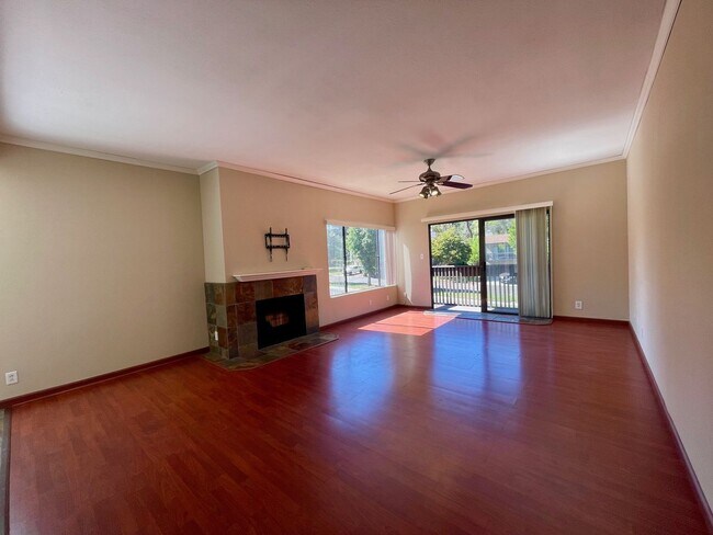 Building Photo - 3 bedroom 2 1/2 bath Townhome with Office ...